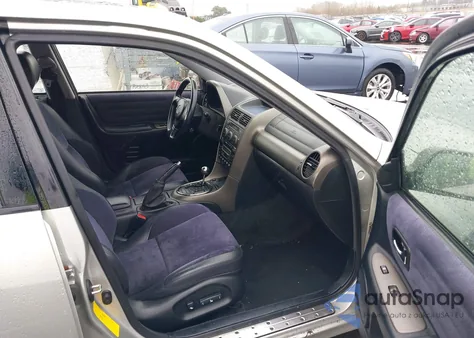 2001 Lexus Is 300 z USA, uszkodzony, nr VIN JTHBD182310017318